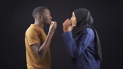 Unglückliches-Muslimisches-Afrikanisches-Paar,-Das-Streitet-Und-Einander-Nicht-Zuhört.